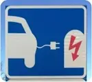 Skylt som visar bil som laddas med el