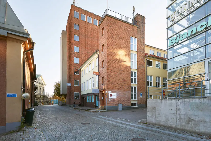 Vy från Slottsgatan 1 mot gamla VLT-skrapan där olika tillbyggnader med tegelröda fasad visas. Foto: Lasse Fredriksson