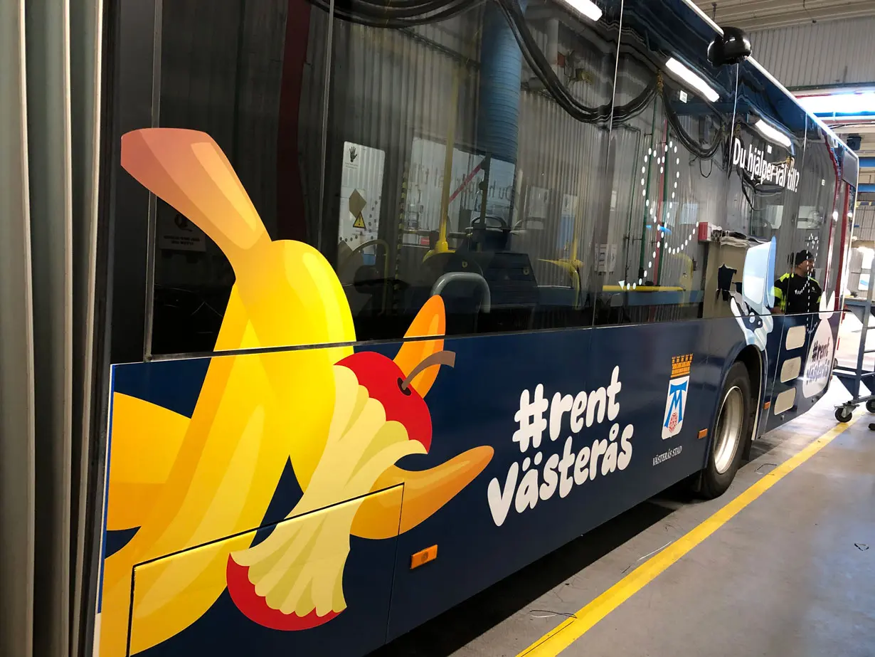 Koncept - rent Västerås - buss med illustration av äppelskrutt och bananskal på sidan